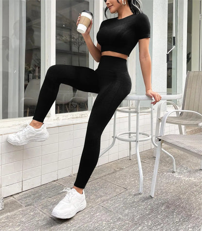 Short-sleeved set and trousers