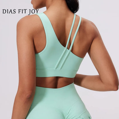 QINACTIVE Women's Sports Bra with Asymmetrical Shoulder Straps Yoga Top Removable Pads Beautiful Back Fitness Outfit Yoga Bra
